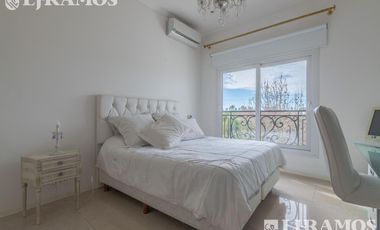 4 DORMITORIOS y ESCRITORIO. LOTE INTERNO.