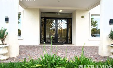 4 DORMITORIOS y ESCRITORIO. LOTE INTERNO.