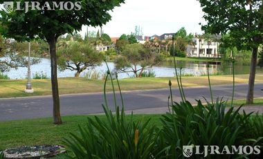 4 DORMITORIOS y ESCRITORIO. LOTE INTERNO.