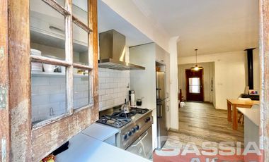 CASA 4 AMBIENTES, EXCELENTE ESTADO, FONDO Y TERRAZA, DOS PLANTAS AL FRENTE, DIGNA VISITAR