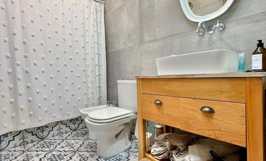 CASA 4 AMBIENTES, EXCELENTE ESTADO, FONDO Y TERRAZA, DOS PLANTAS AL FRENTE, DIGNA VISITAR