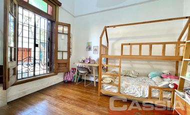 CASA 4 AMBIENTES, EXCELENTE ESTADO, FONDO Y TERRAZA, DOS PLANTAS AL FRENTE, DIGNA VISITAR