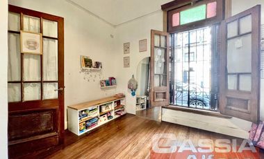 CASA 4 AMBIENTES, EXCELENTE ESTADO, FONDO Y TERRAZA, DOS PLANTAS AL FRENTE, DIGNA VISITAR