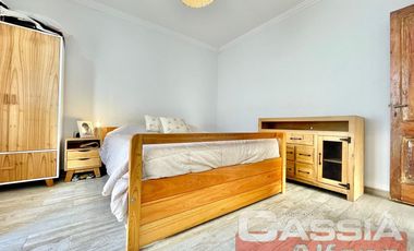 CASA 4 AMBIENTES, EXCELENTE ESTADO, FONDO Y TERRAZA, DOS PLANTAS AL FRENTE, DIGNA VISITAR