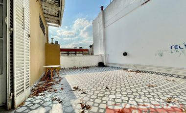 CASA 4 AMBIENTES, EXCELENTE ESTADO, FONDO Y TERRAZA, DOS PLANTAS AL FRENTE, DIGNA VISITAR