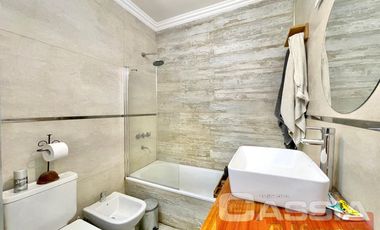 CASA 4 AMBIENTES, EXCELENTE ESTADO, FONDO Y TERRAZA, DOS PLANTAS AL FRENTE, DIGNA VISITAR