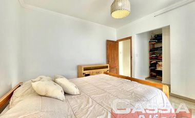 CASA 4 AMBIENTES, EXCELENTE ESTADO, FONDO Y TERRAZA, DOS PLANTAS AL FRENTE, DIGNA VISITAR