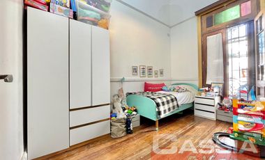 CASA 4 AMBIENTES, EXCELENTE ESTADO, FONDO Y TERRAZA, DOS PLANTAS AL FRENTE, DIGNA VISITAR