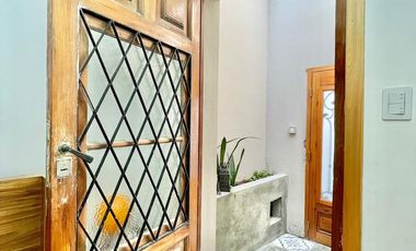 CASA 4 AMBIENTES, EXCELENTE ESTADO, FONDO Y TERRAZA, DOS PLANTAS AL FRENTE, DIGNA VISITAR