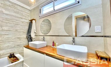 CASA 4 AMBIENTES, EXCELENTE ESTADO, FONDO Y TERRAZA, DOS PLANTAS AL FRENTE, DIGNA VISITAR