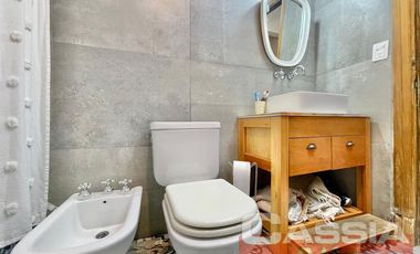 CASA 4 AMBIENTES, EXCELENTE ESTADO, FONDO Y TERRAZA, DOS PLANTAS AL FRENTE, DIGNA VISITAR