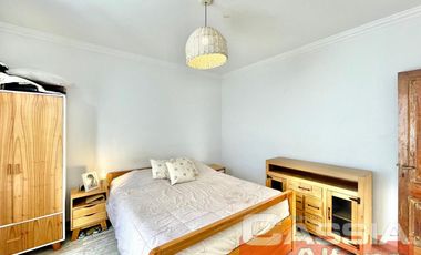 CASA 4 AMBIENTES, EXCELENTE ESTADO, FONDO Y TERRAZA, DOS PLANTAS AL FRENTE, DIGNA VISITAR