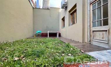 CASA 4 AMBIENTES, EXCELENTE ESTADO, FONDO Y TERRAZA, DOS PLANTAS AL FRENTE, DIGNA VISITAR