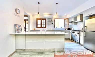 CASA 4 AMBIENTES, EXCELENTE ESTADO, FONDO Y TERRAZA, DOS PLANTAS AL FRENTE, DIGNA VISITAR