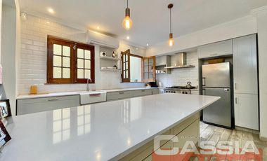 CASA 4 AMBIENTES, EXCELENTE ESTADO, FONDO Y TERRAZA, DOS PLANTAS AL FRENTE, DIGNA VISITAR