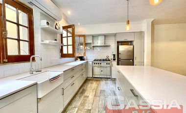 CASA 4 AMBIENTES, EXCELENTE ESTADO, FONDO Y TERRAZA, DOS PLANTAS AL FRENTE, DIGNA VISITAR