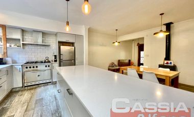 CASA 4 AMBIENTES, EXCELENTE ESTADO, FONDO Y TERRAZA, DOS PLANTAS AL FRENTE, DIGNA VISITAR