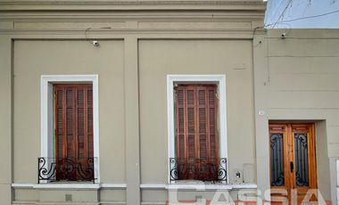 CASA 4 AMBIENTES, EXCELENTE ESTADO, FONDO Y TERRAZA, DOS PLANTAS AL FRENTE, DIGNA VISITAR