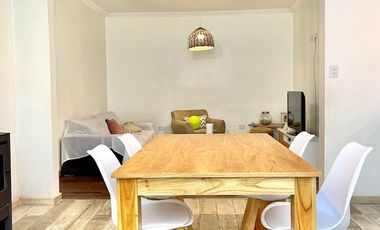 CASA 4 AMBIENTES, EXCELENTE ESTADO, FONDO Y TERRAZA, DOS PLANTAS AL FRENTE, DIGNA VISITAR