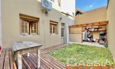 CASA 4 AMBIENTES, EXCELENTE ESTADO, FONDO Y TERRAZA, DOS PLANTAS AL FRENTE, DIGNA VISITAR