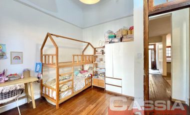 CASA 4 AMBIENTES, EXCELENTE ESTADO, FONDO Y TERRAZA, DOS PLANTAS AL FRENTE, DIGNA VISITAR