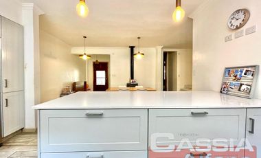 CASA 4 AMBIENTES, EXCELENTE ESTADO, FONDO Y TERRAZA, DOS PLANTAS AL FRENTE, DIGNA VISITAR