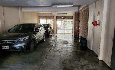 SÓLIDA Y CÓMODA COCHERA CUBIERTA EN VENTA A METROS DE AV. MAIPÚ. OLIVOS