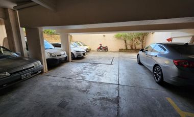 SÓLIDA Y CÓMODA COCHERA CUBIERTA EN VENTA A METROS DE AV. MAIPÚ. OLIVOS