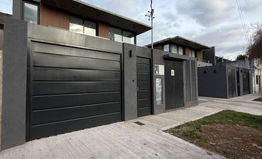 Casa duplex en condominio cerrado - Adrogué