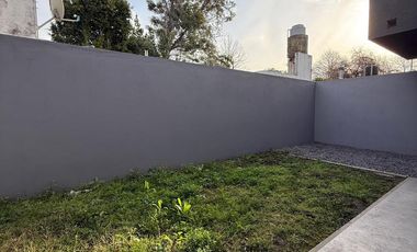 Casa duplex en condominio cerrado - Adrogué