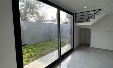 Casa duplex en condominio cerrado - Adrogué