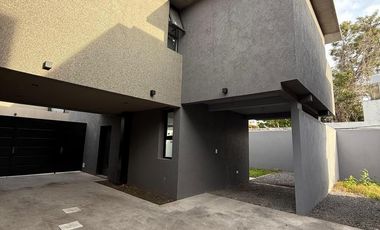 Casa duplex en condominio cerrado - Adrogué