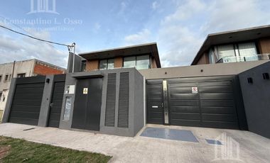 Casa duplex en condominio cerrado - Adrogué