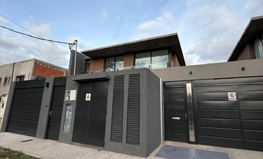 Casa duplex en condominio cerrado - Adrogué