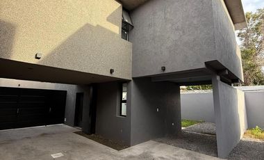Casa duplex en condominio cerrado - Adrogué
