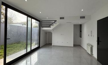 Casa duplex en condominio cerrado - Adrogué