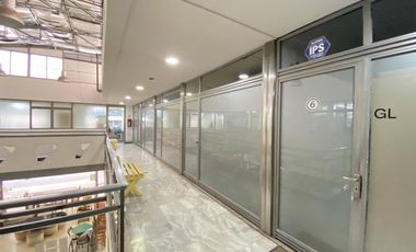 CIUFFOLI: Galería La Comedia. Planta alta. Frente vidriado