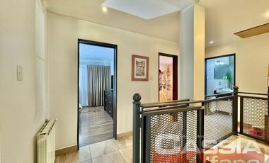 CASA CON LOCALES VENTA EN BLOCK, IMPECABLE ESTADO CON GARAGE Y 3 LOCALES CON RENTA