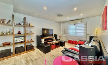 CASA CON LOCALES VENTA EN BLOCK, IMPECABLE ESTADO CON GARAGE Y 3 LOCALES CON RENTA