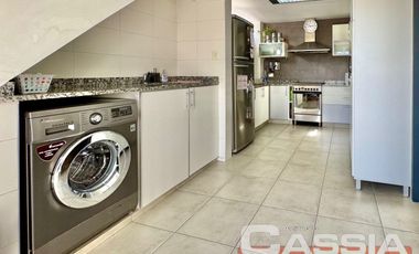 CASA CON LOCALES VENTA EN BLOCK, IMPECABLE ESTADO CON GARAGE Y 3 LOCALES CON RENTA