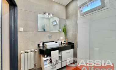 CASA CON LOCALES VENTA EN BLOCK, IMPECABLE ESTADO CON GARAGE Y 3 LOCALES CON RENTA
