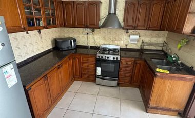 Casa con salida a dos calles, en buen estado y con muy buena superficie de terreno.-