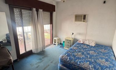 Casa con salida a dos calles, en buen estado y con muy buena superficie de terreno.-