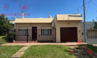 Casa con salida a dos calles, en buen estado y con muy buena superficie de terreno.-