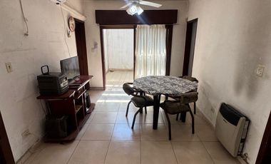 Casa con salida a dos calles, en buen estado y con muy buena superficie de terreno.-