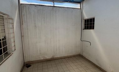 Casa con salida a dos calles, en buen estado y con muy buena superficie de terreno.-