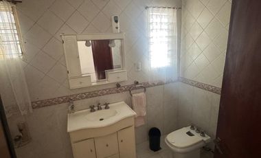 Casa con salida a dos calles, en buen estado y con muy buena superficie de terreno.-