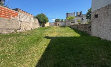 Casa con salida a dos calles, en buen estado y con muy buena superficie de terreno.-
