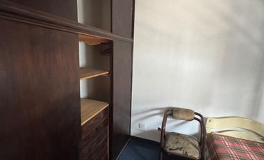 Casa con salida a dos calles, en buen estado y con muy buena superficie de terreno.-