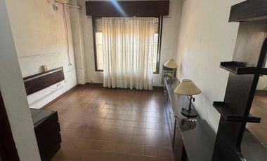 Casa con salida a dos calles, en buen estado y con muy buena superficie de terreno.-